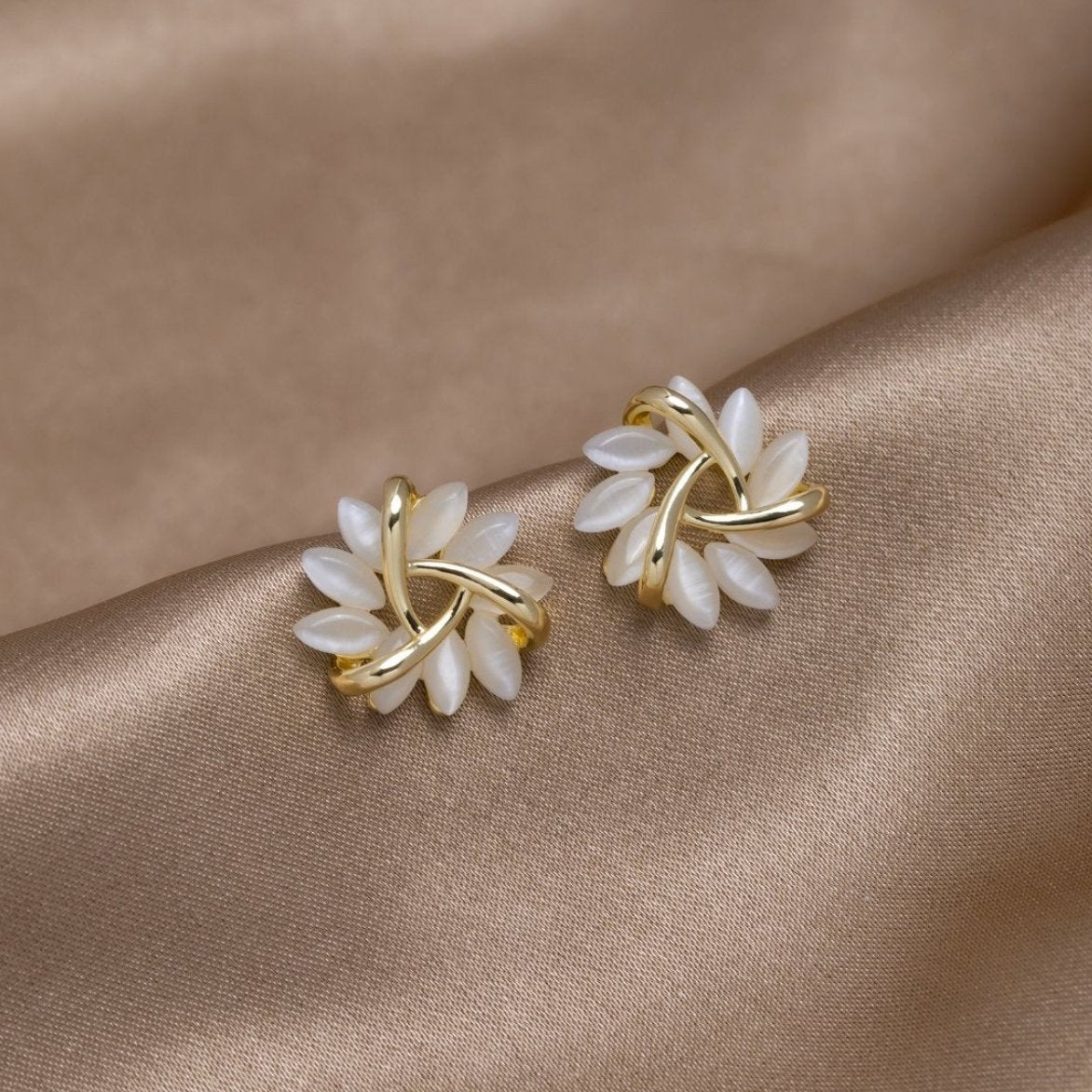 Elegante gouden oorbellen met bloemmotief