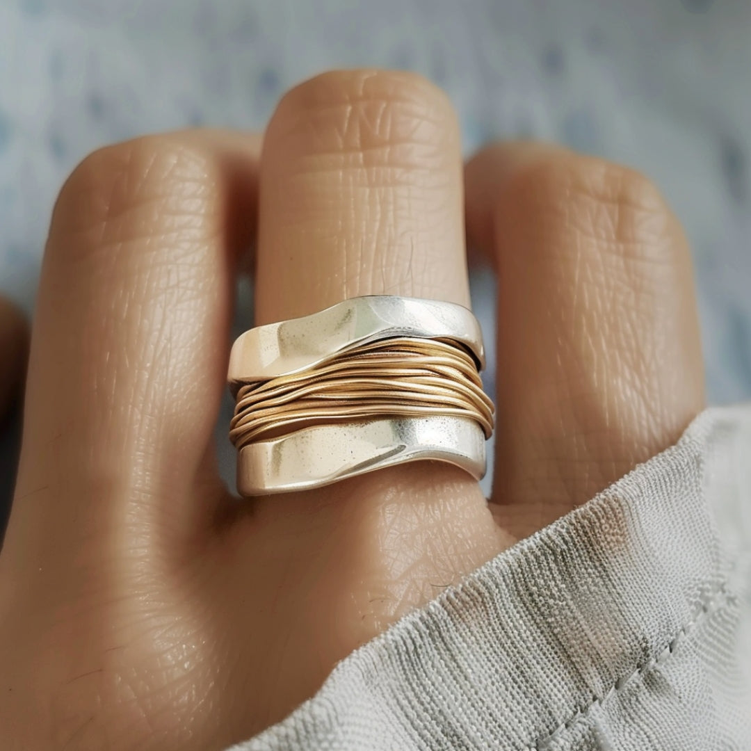 Elegante zilveren ring met verfijnde gouddraden