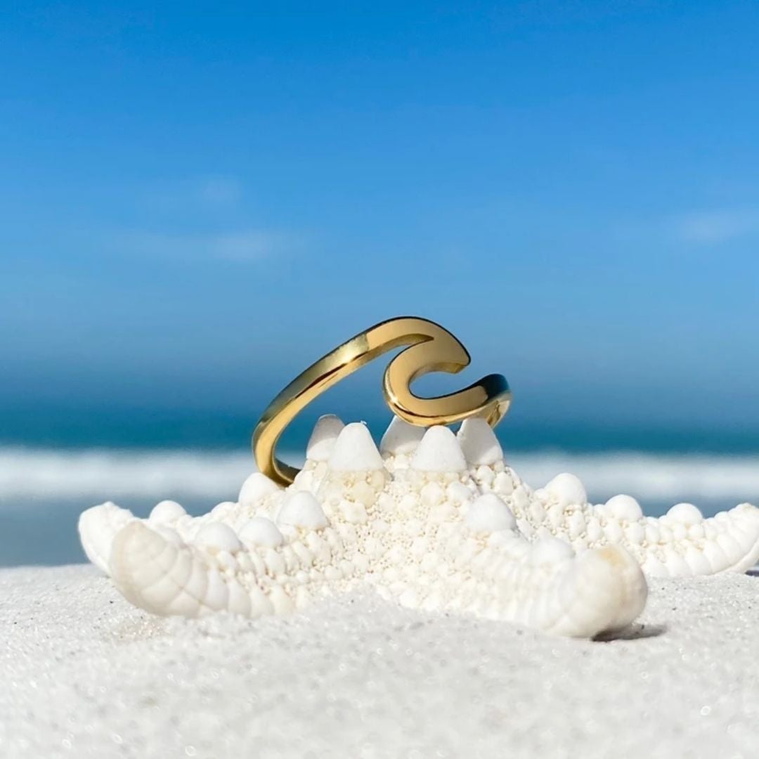Elegante gouden ring met golfpatroon