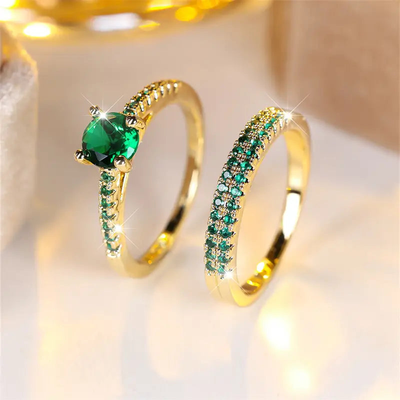 Elegante gouden ringenset met smaragddetails