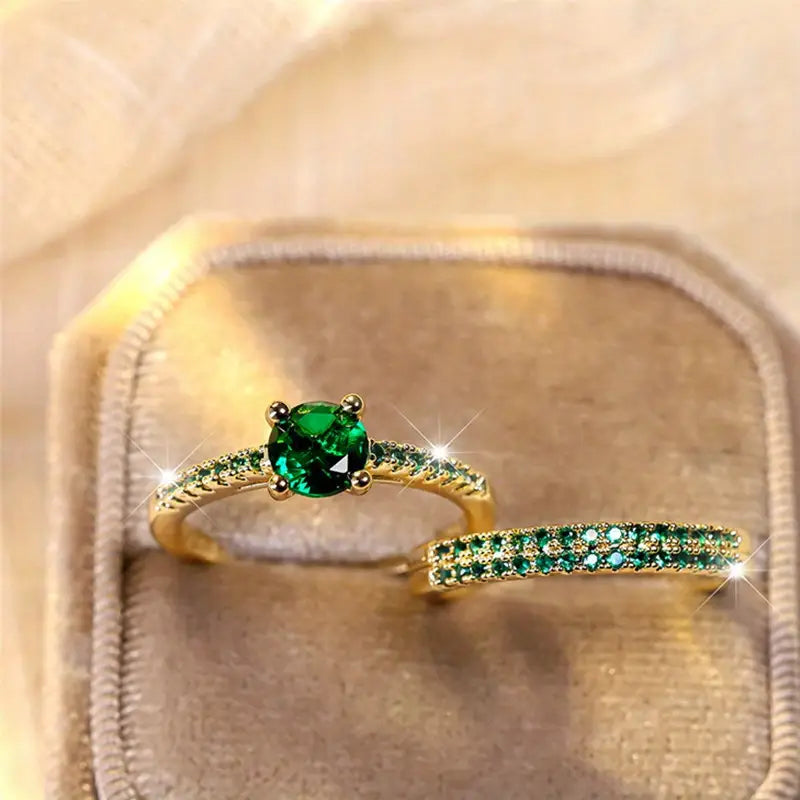 Elegante gouden ringenset met smaragddetails