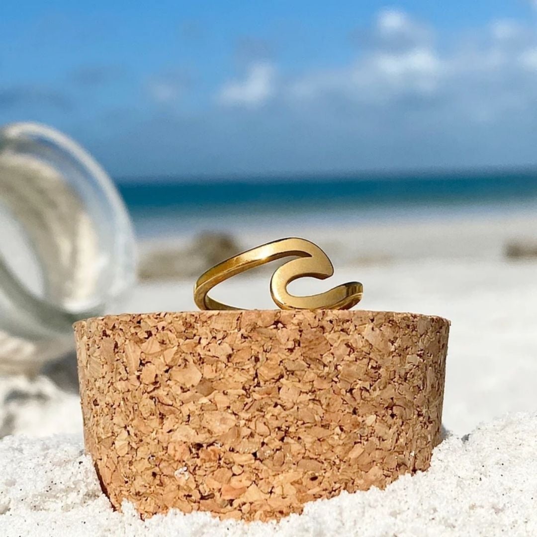 Elegante gouden ring met golfpatroon