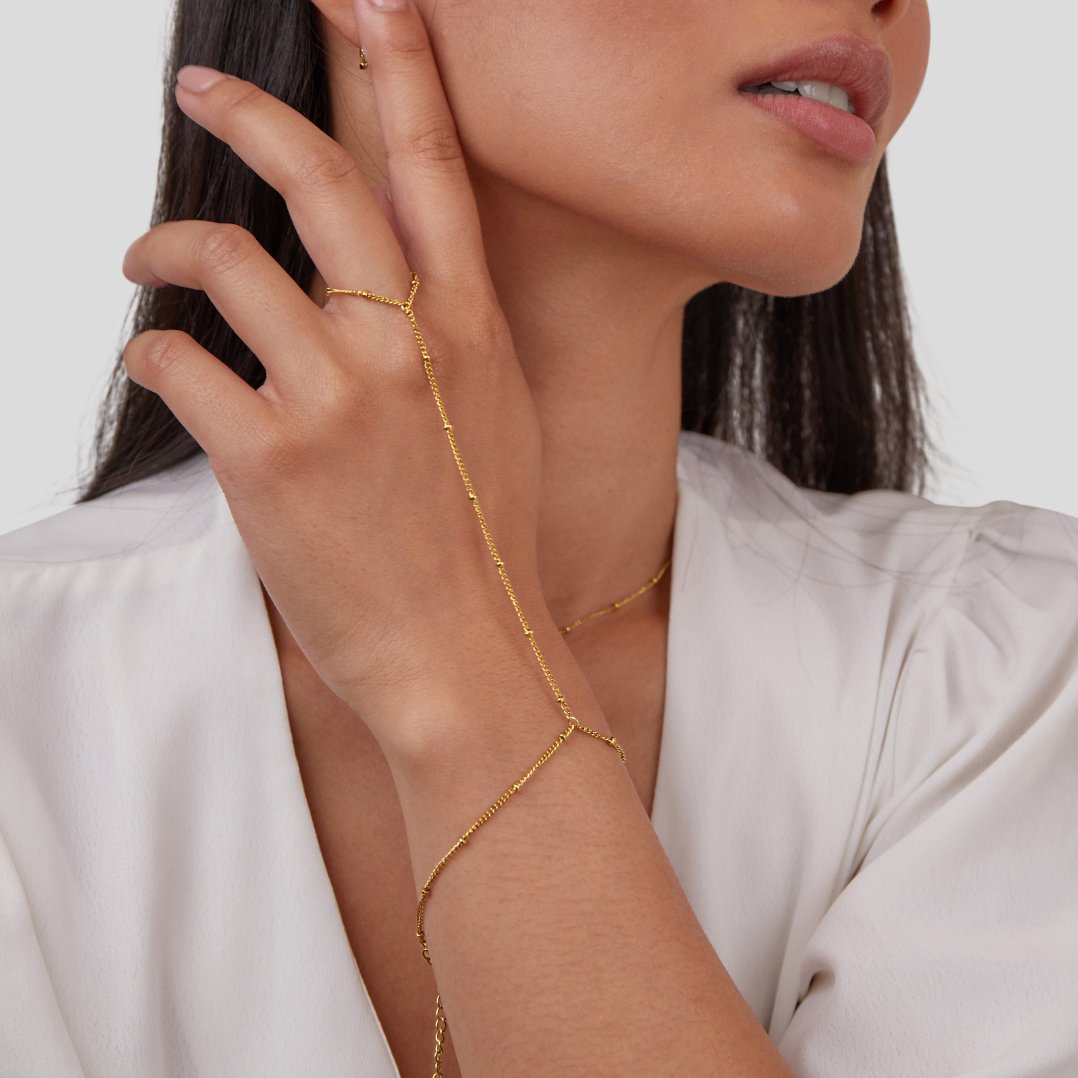 Elegante gouden armband met verfijnde details