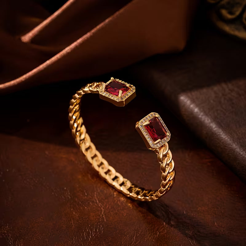 Elegante gouden armband met een subtiele robijnaccent