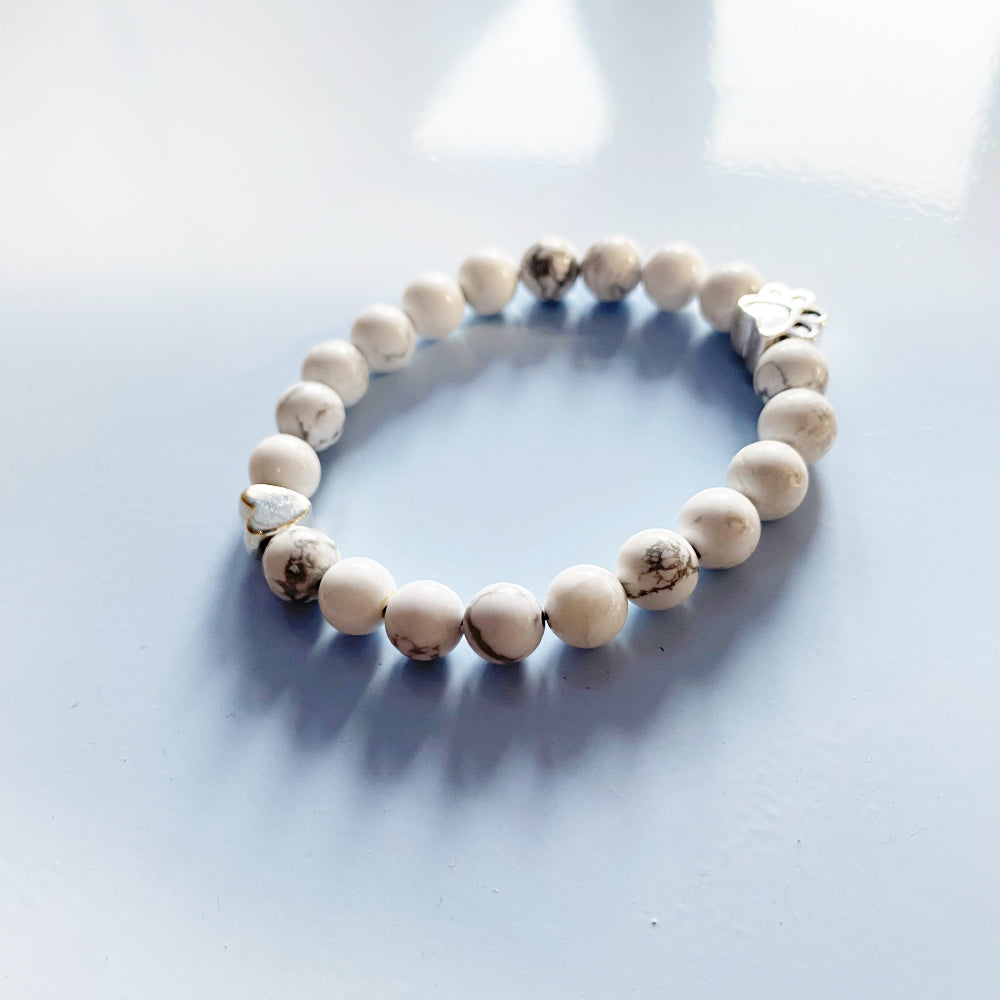 Natuurlijke Edelstenen Armband met Poot- en Hartbedel – Handgemaakt Ontwerp