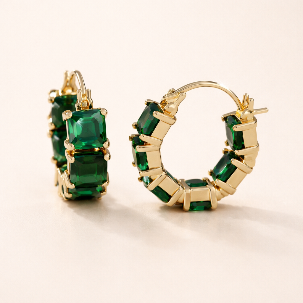 Elegante gouden oorbellen met subtiele zirkonia details