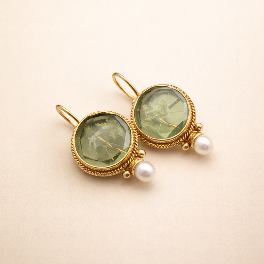 Elegante oorbellen met groene steen en parel in wit goud