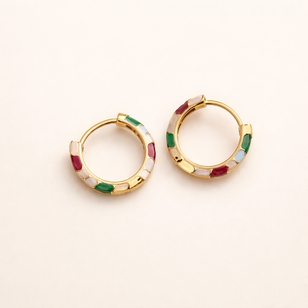Elegante gouden oorbellen met kleurrijke emaille accenten
