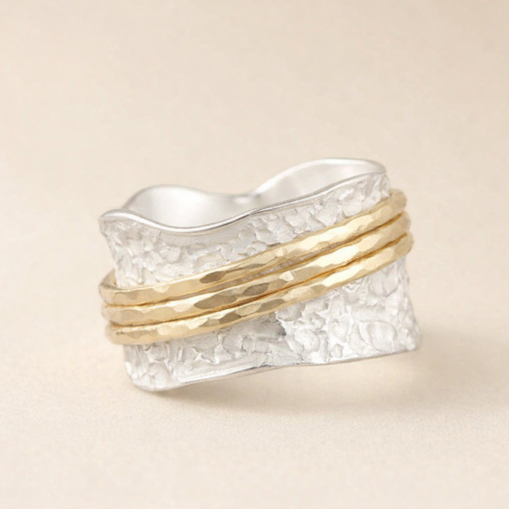Elegante dunne ring van goud en zilver met verfijnd ontwerp