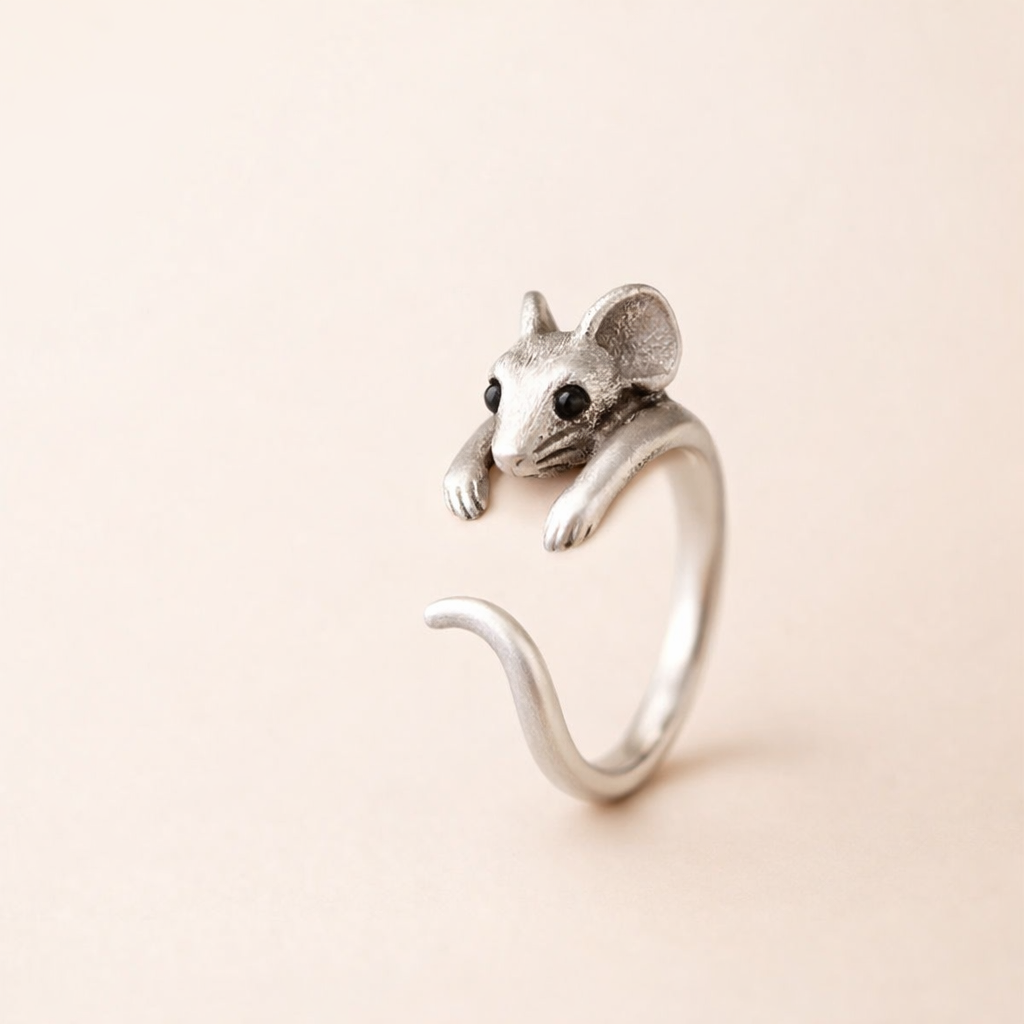 Elegante zilveren ring met een schattige muisdesign