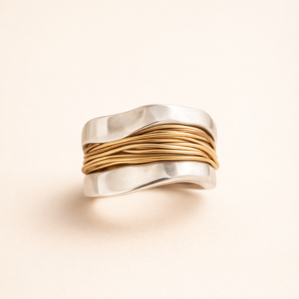 Elegante zilveren ring met verfijnde gouden accenten