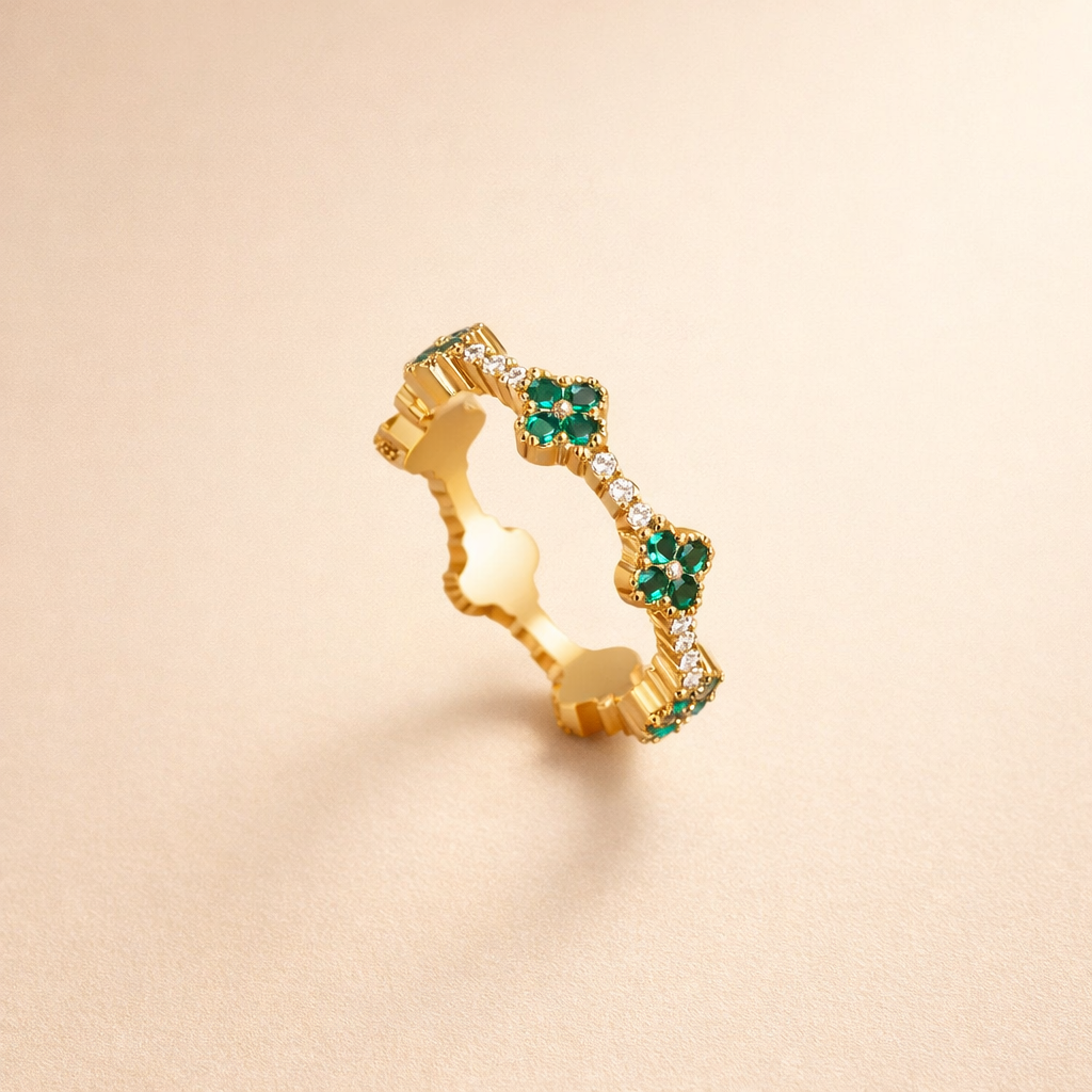 Klavertje vier ring van zilver met sprankelende kristallen