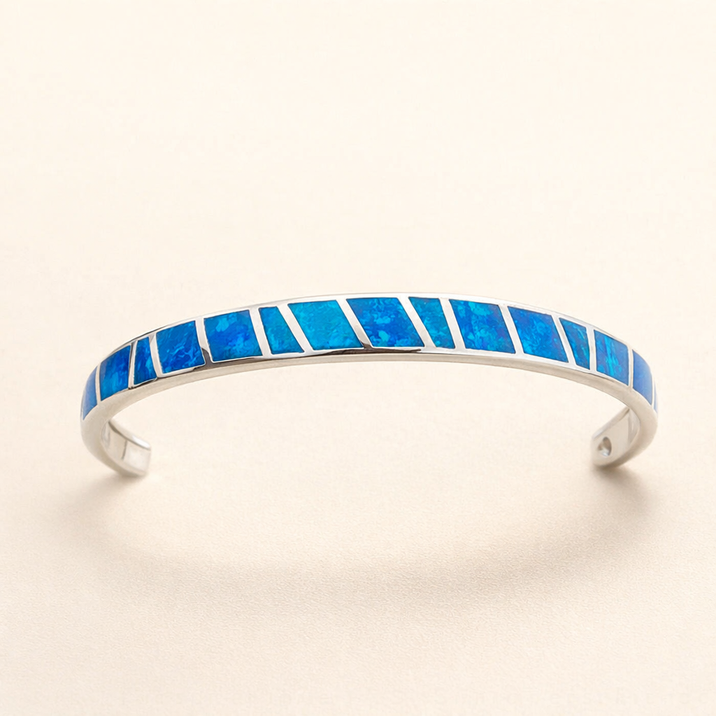 Zilveren armband met blauwe opaal en verfijnde details