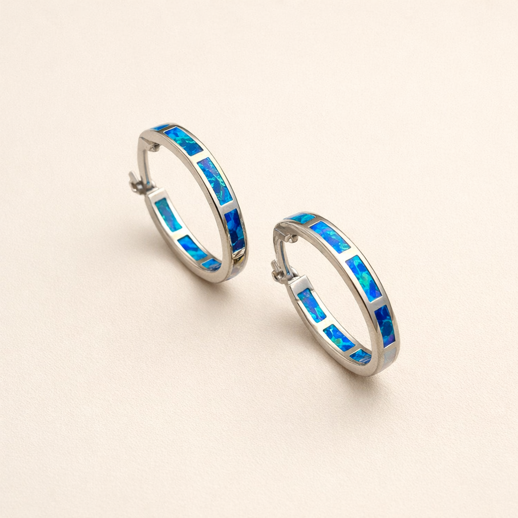 Elegante zilveren oorbellen met opaal in oceaanstijl