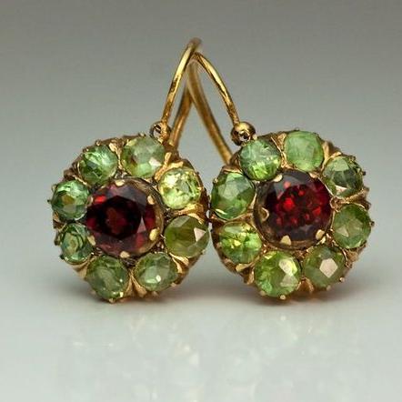 Elegante gouden oorbellen met groene en rode kristallen