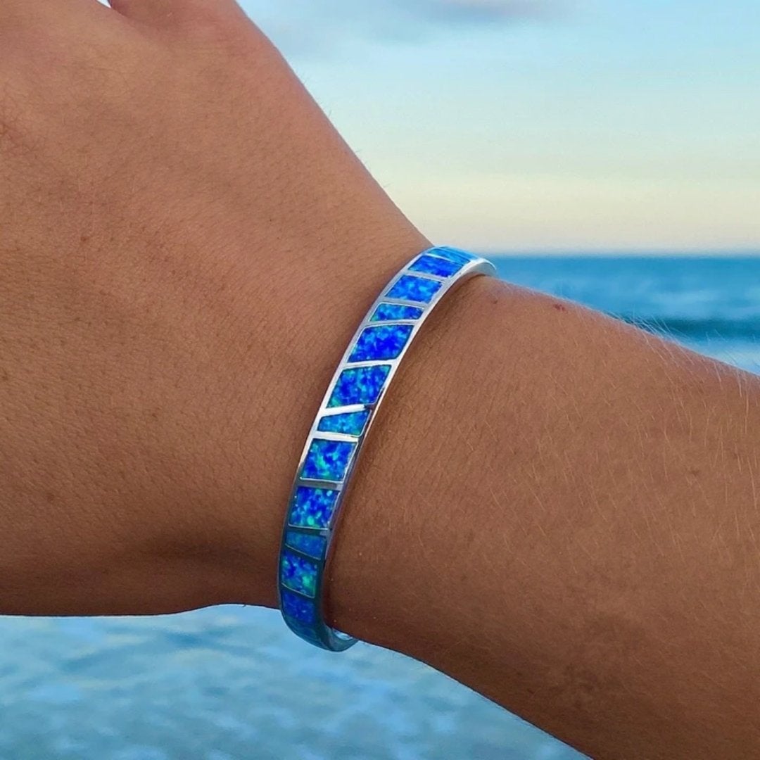 Zilveren armband met blauwe opaal en verfijnde details