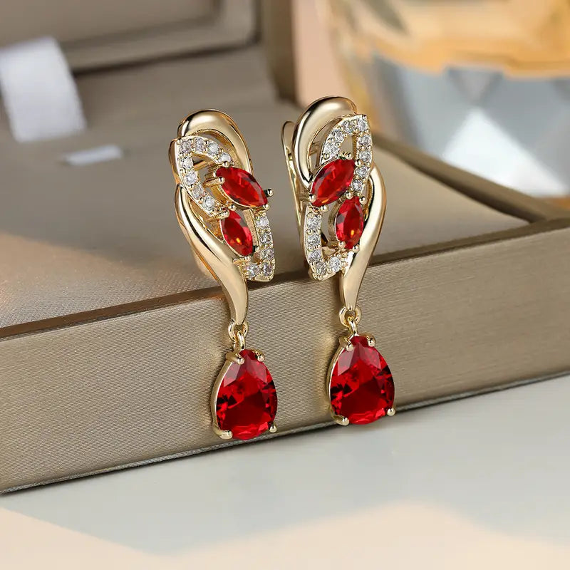 Elegante gouden oorbellen met subtiele zirkonia details