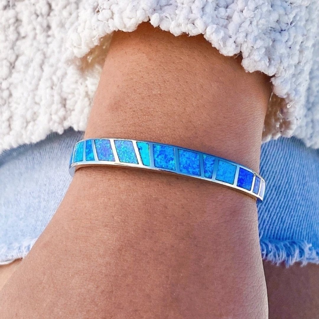 Zilveren armband met blauwe opaal en verfijnde details