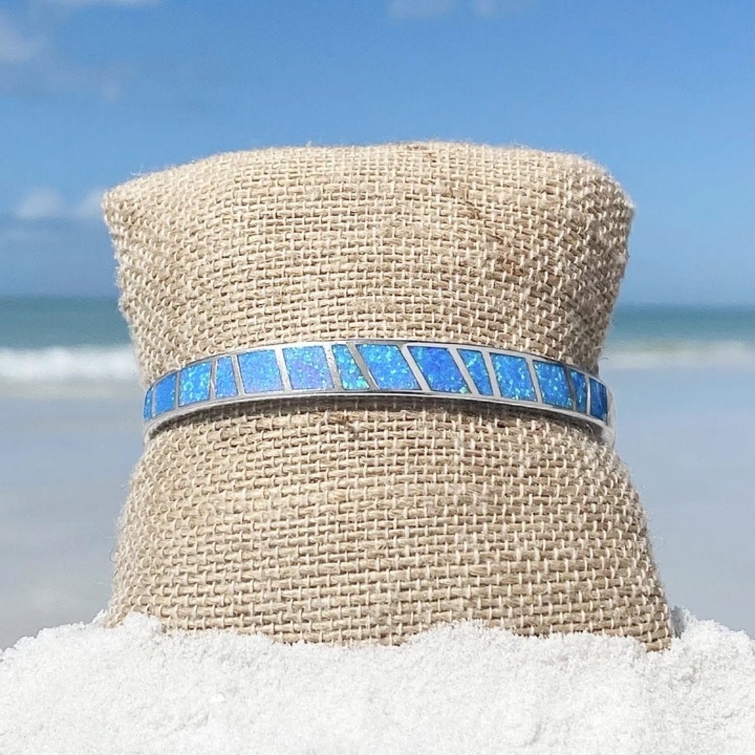 Zilveren armband met blauwe opaal en verfijnde details
