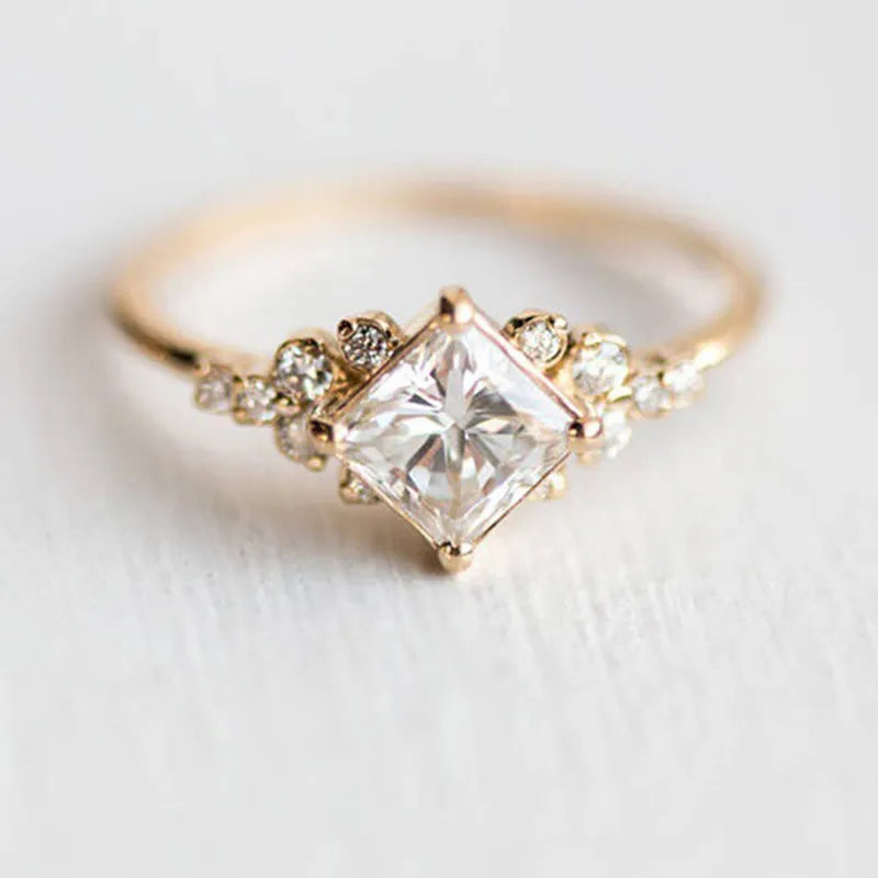 Zachte roségouden ring met verfijnde zirkonia details