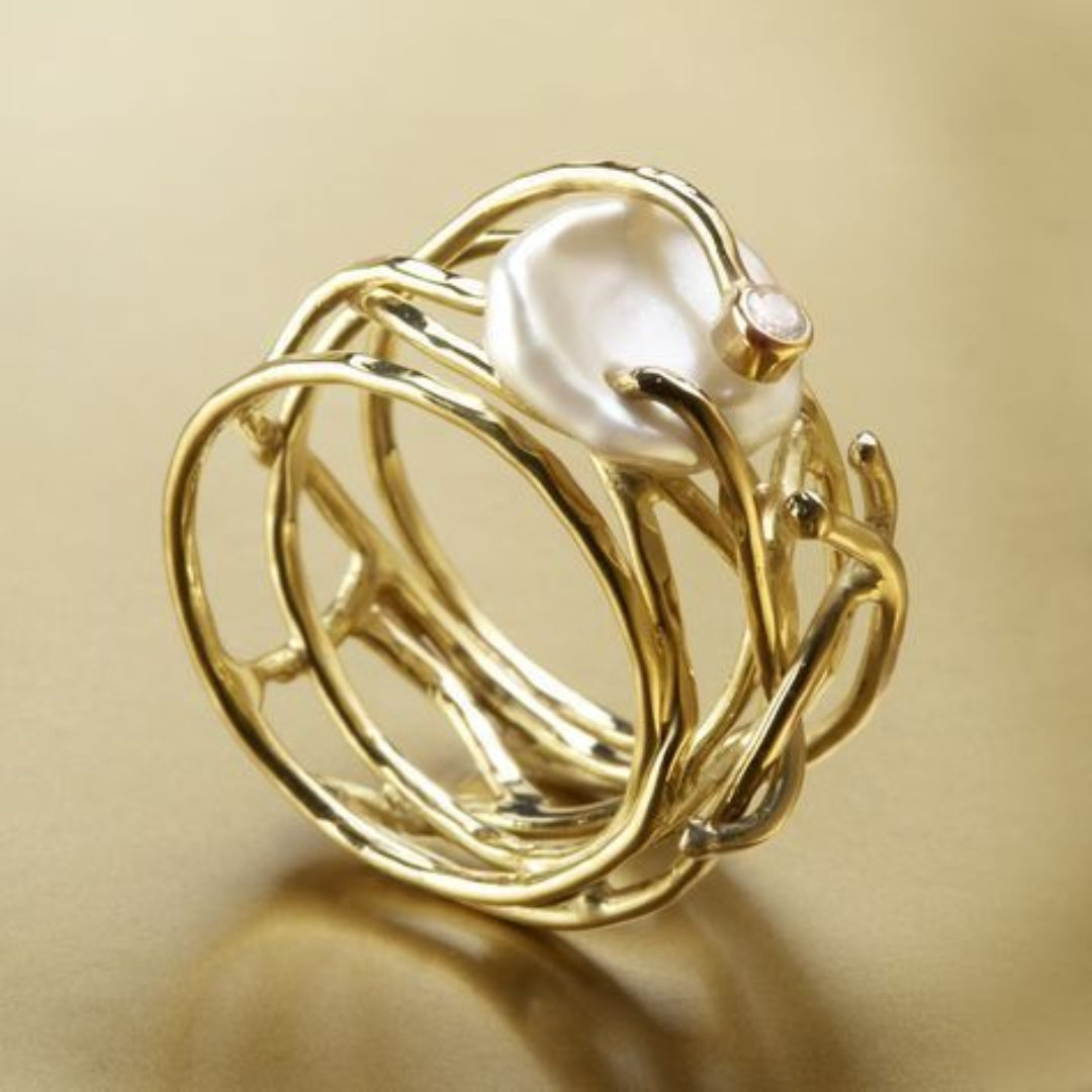 Elegante gouden ring met parel en verfijnd detail