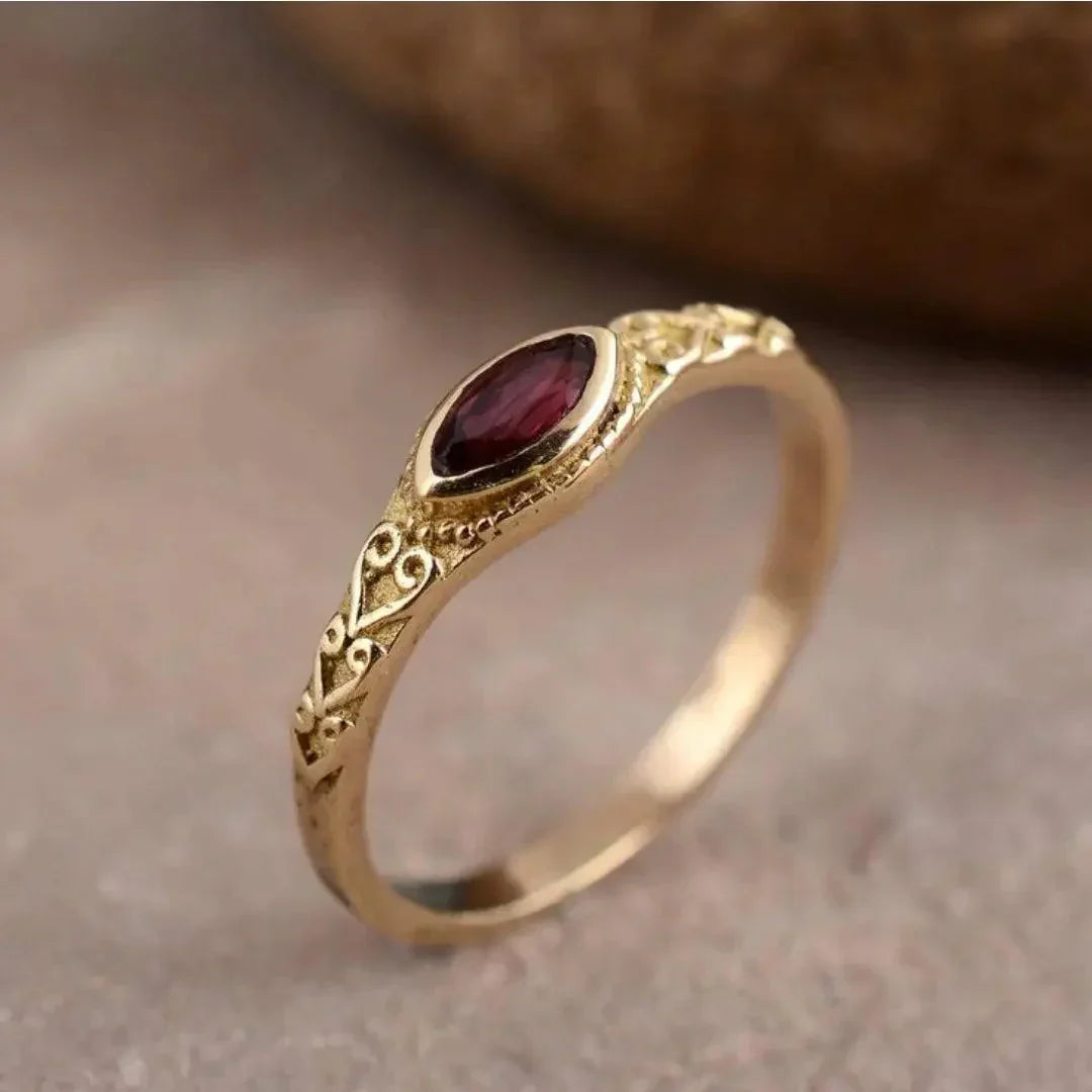Elegante gouden ring met een rode zirkonia