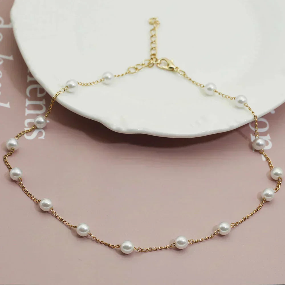 Minimalistische gouden ketting met subtiele zirkonia steentjes