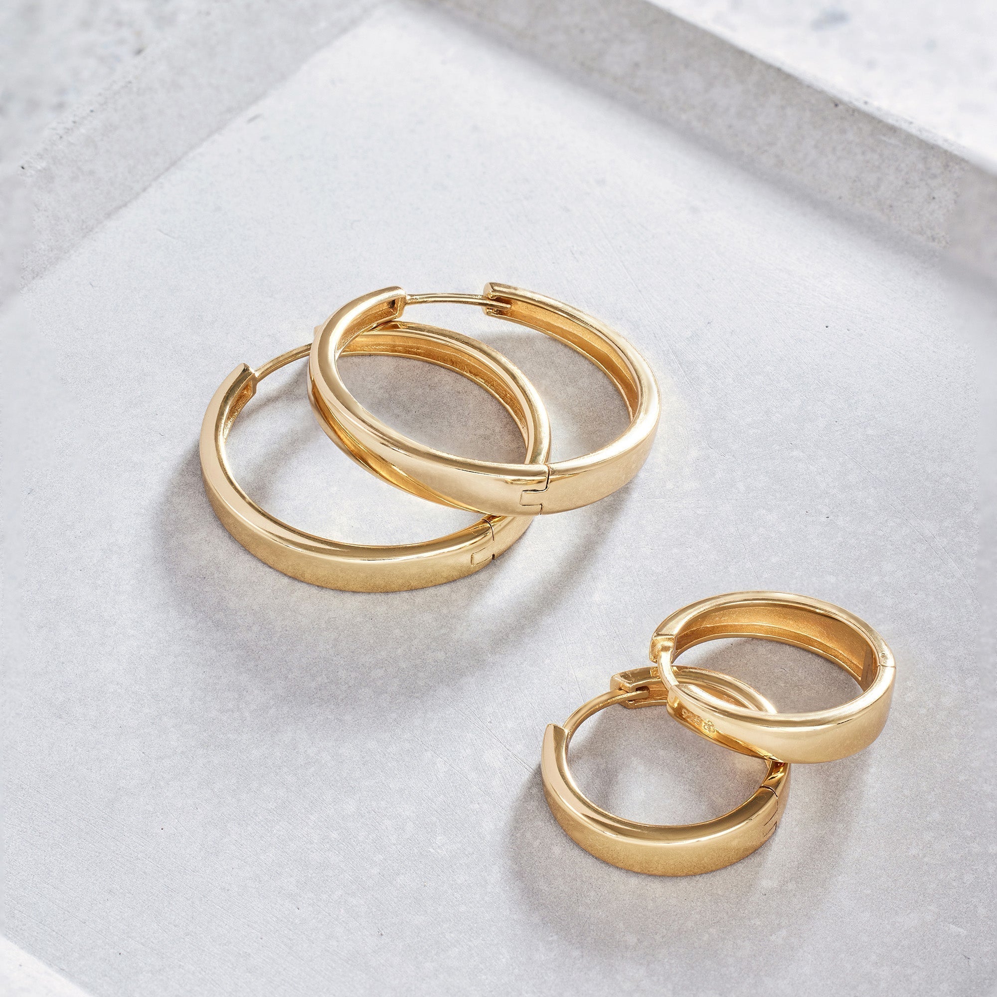 Elegante witgouden oorbellen met verfijnde rondingen