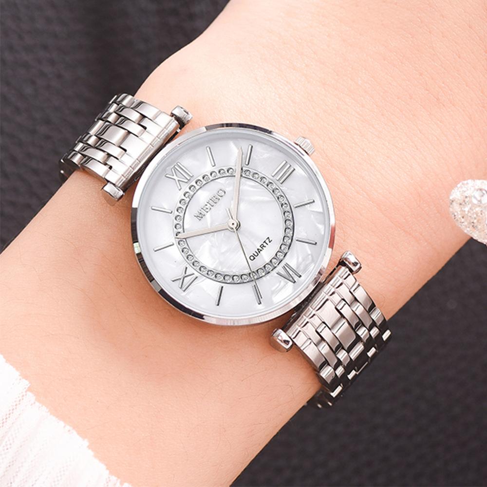 Elegante horloge met subtiele gouden details