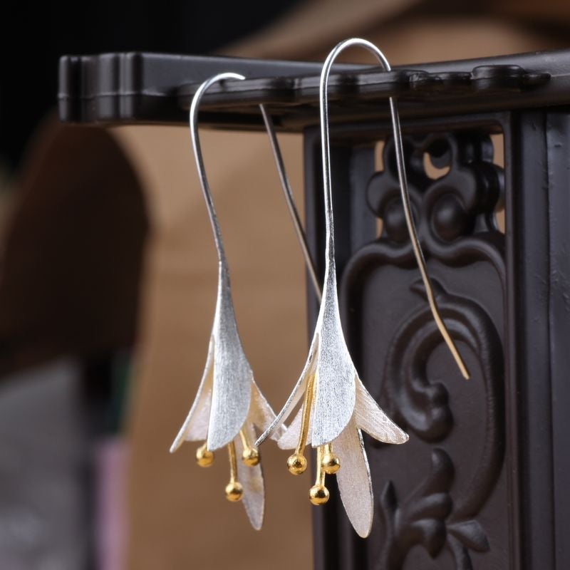 Zachte bloesem oorbellen van zilver met delicate details