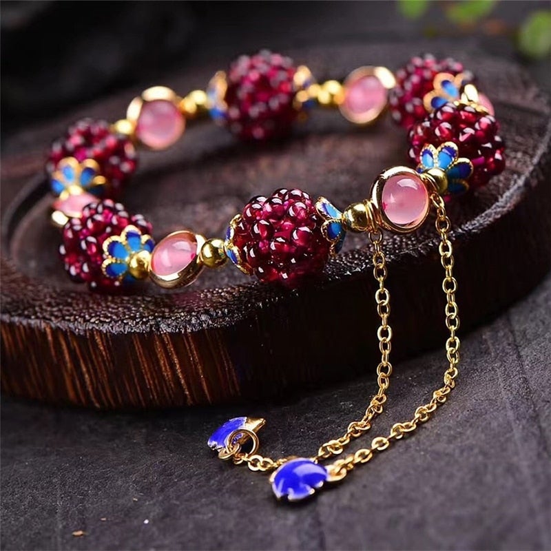 Minimalistische armband van natuurlijke steen met bessen