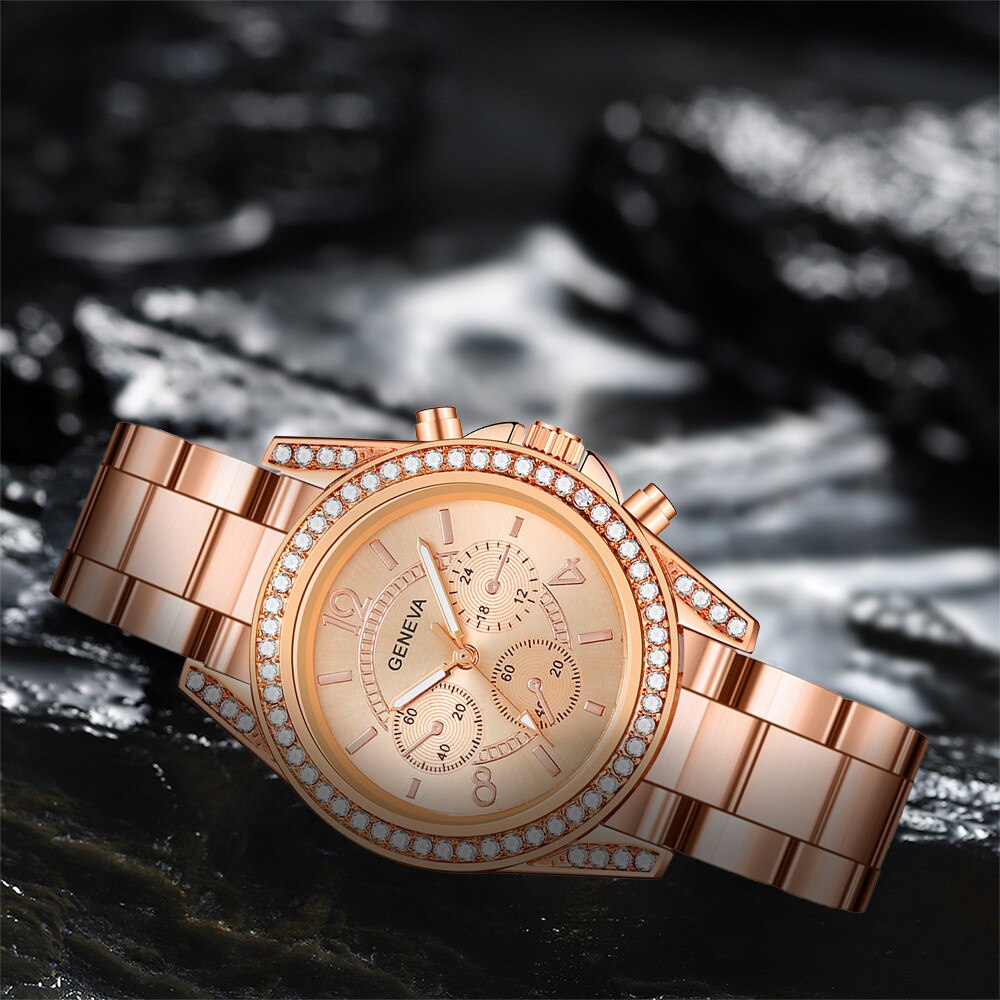 Elegante gouden horloge met subtiele parel