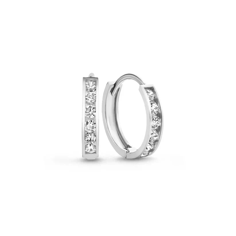 Elegante oorbellen van wit goud met sprankelende steentjes