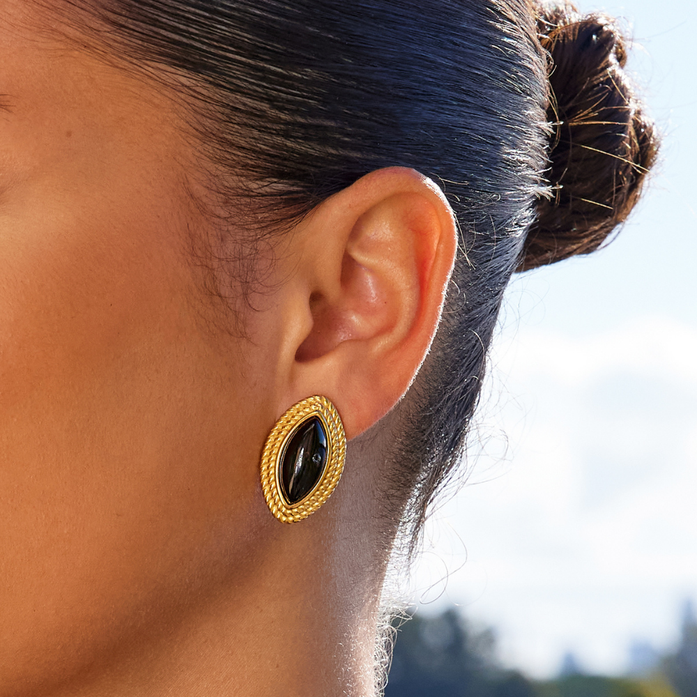 Elegante gouden oorbellen met zwarte accenten