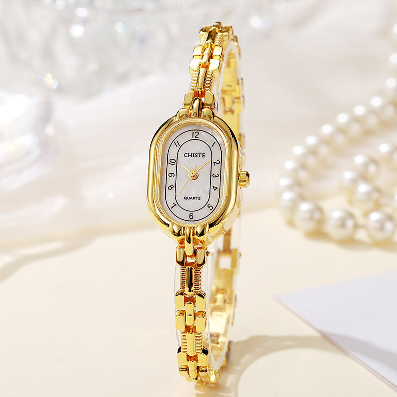 Elegante gouden horloge met subtiele hartvormige hanger