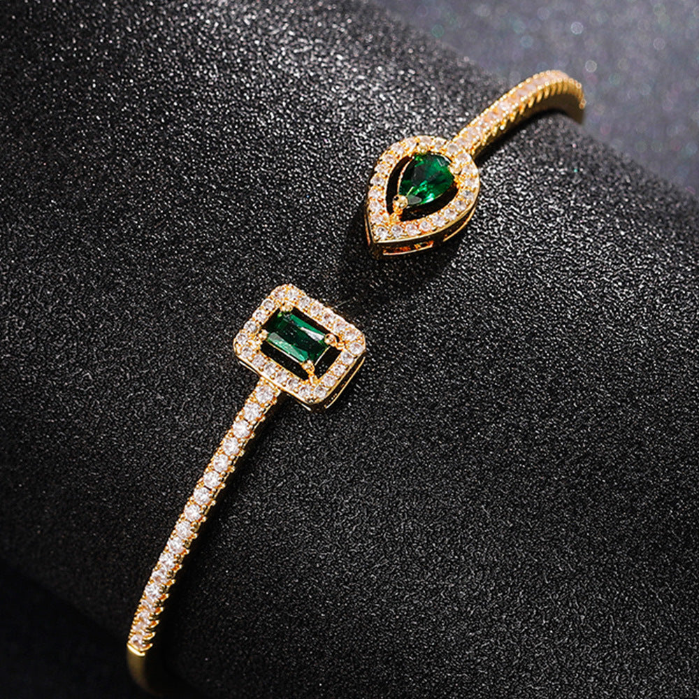 Elegante gouden armband met verfijnde details