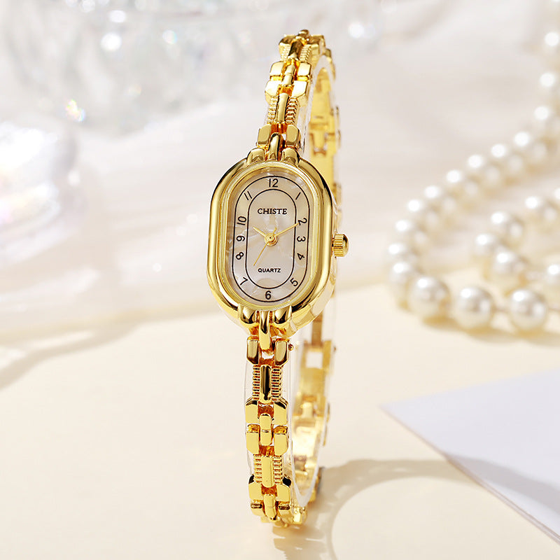 Elegante gouden horloge met subtiele hartvormige hanger