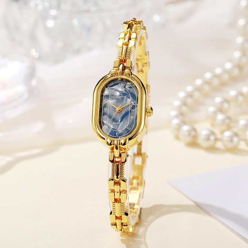 Elegante gouden horloge met subtiele hartvormige hanger