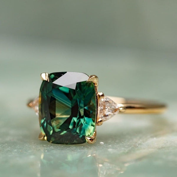 Elegante groene edelstenen ring in goud