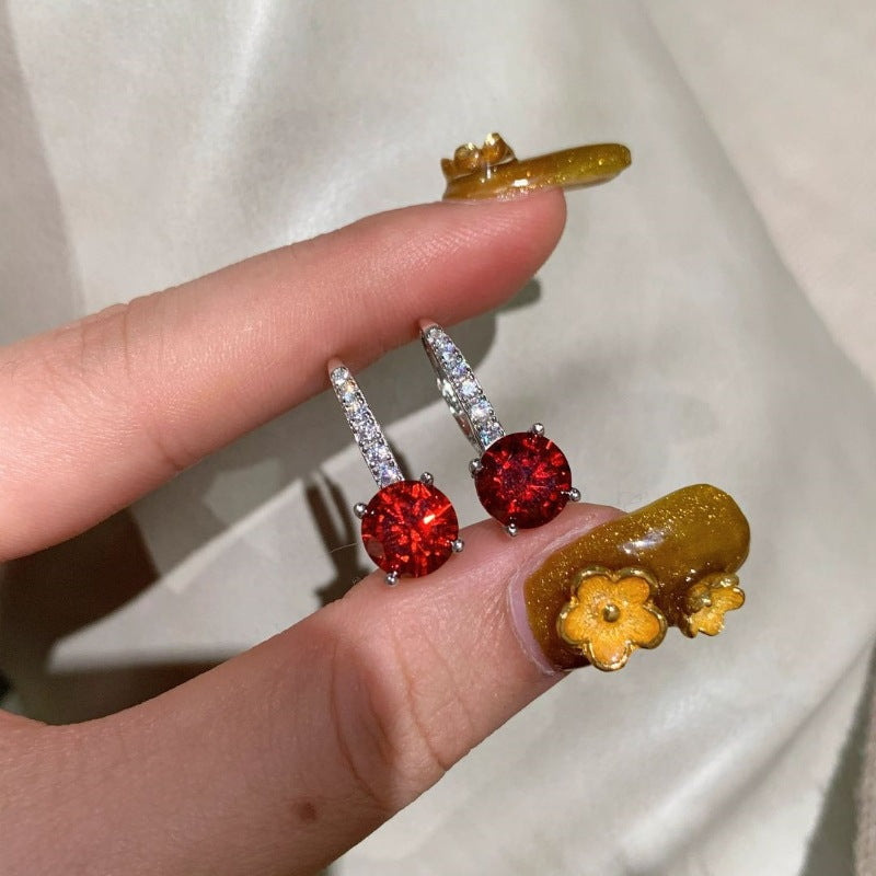 Elegante oorbellen van wit goud met verfijnde details