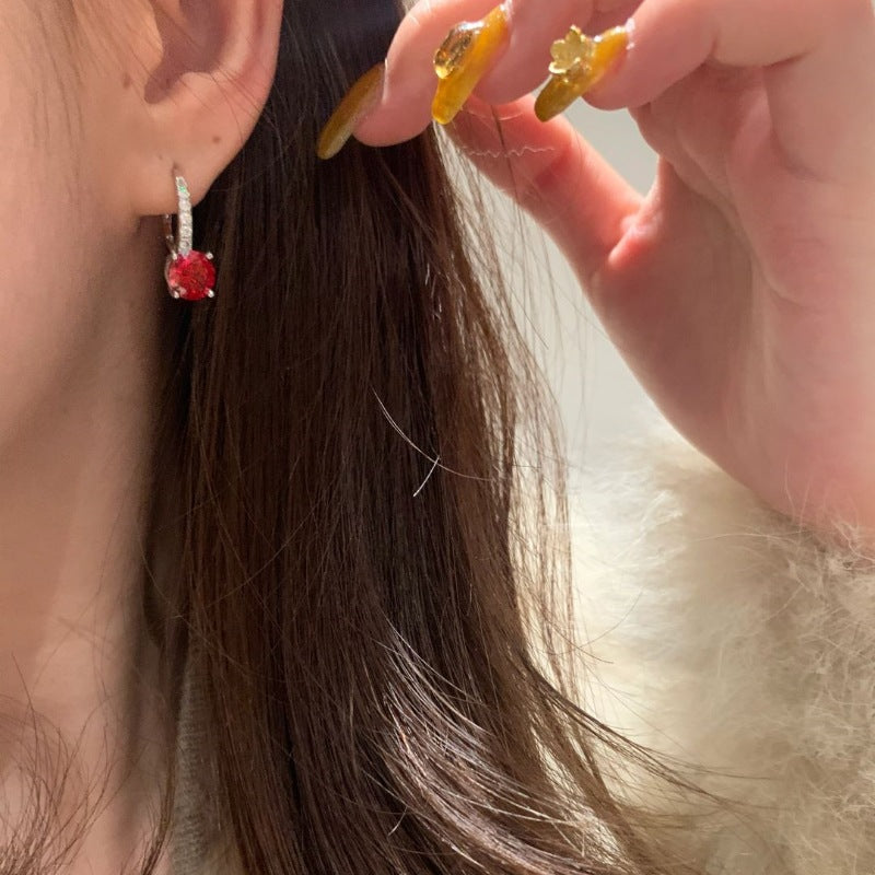 Elegante oorbellen van wit goud met verfijnde details