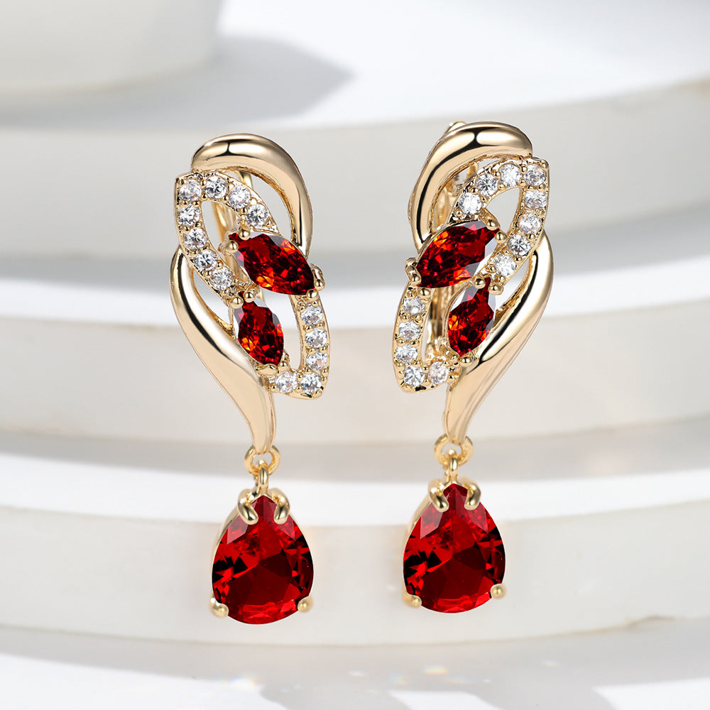 Elegante gouden oorbellen met subtiele zirkonia details