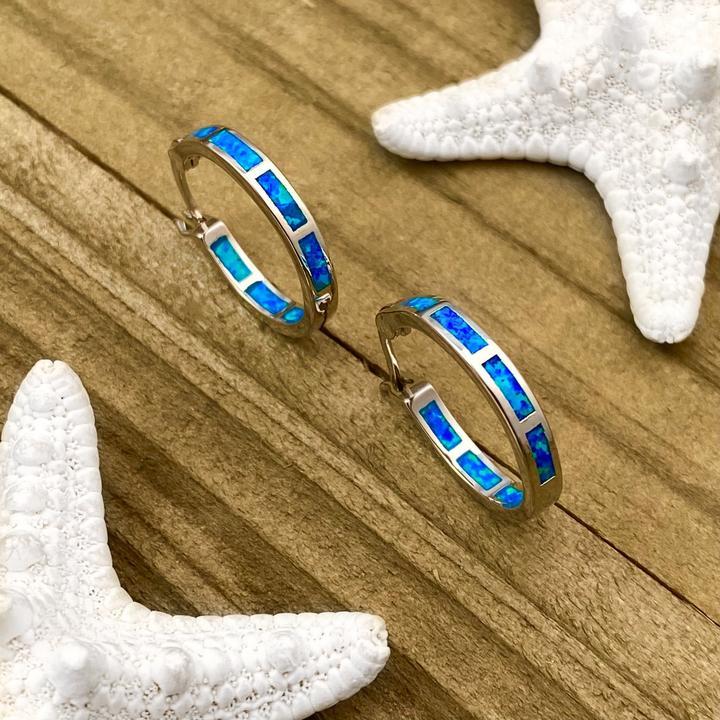 Elegante zilveren oorbellen met opaal in oceaanstijl