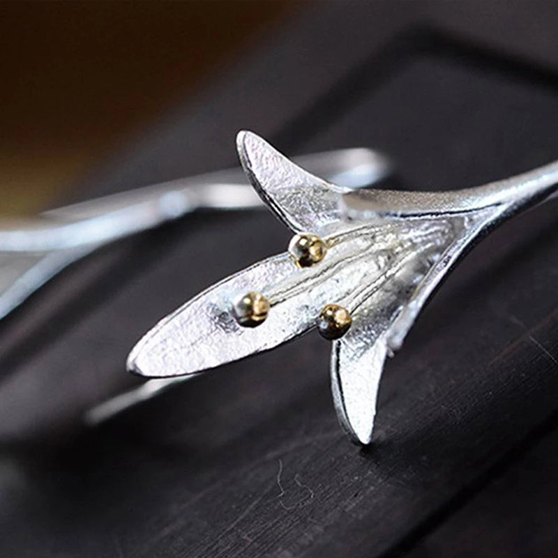 Zachte bloesem oorbellen van zilver met delicate details
