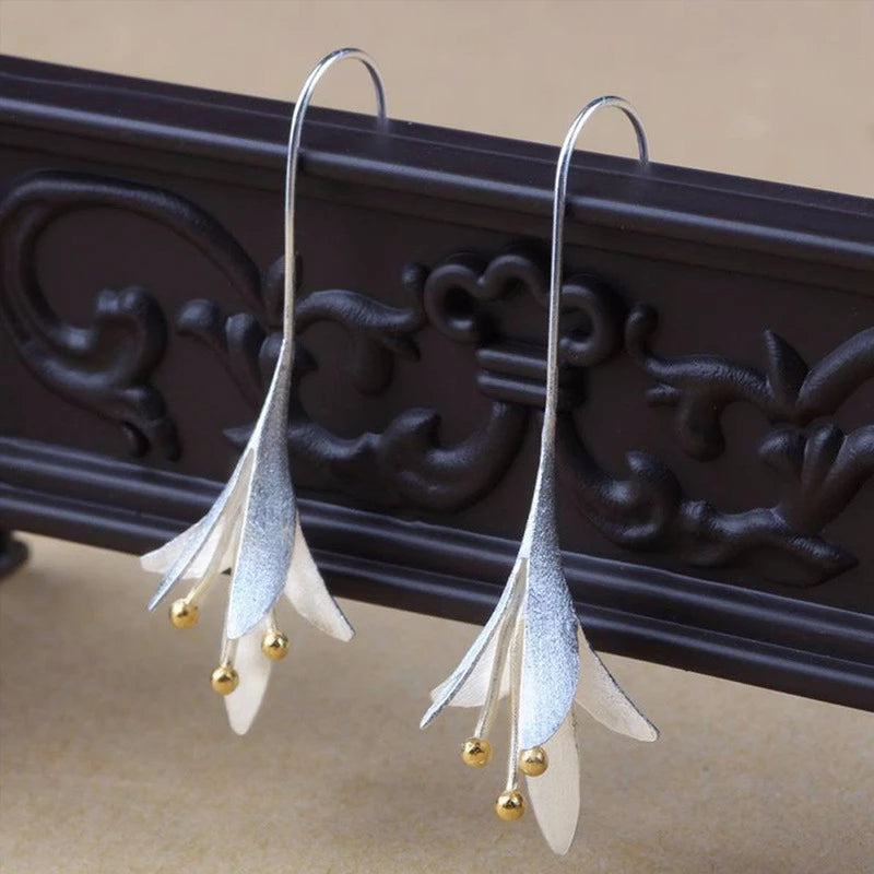 Zachte bloesem oorbellen van zilver met delicate details