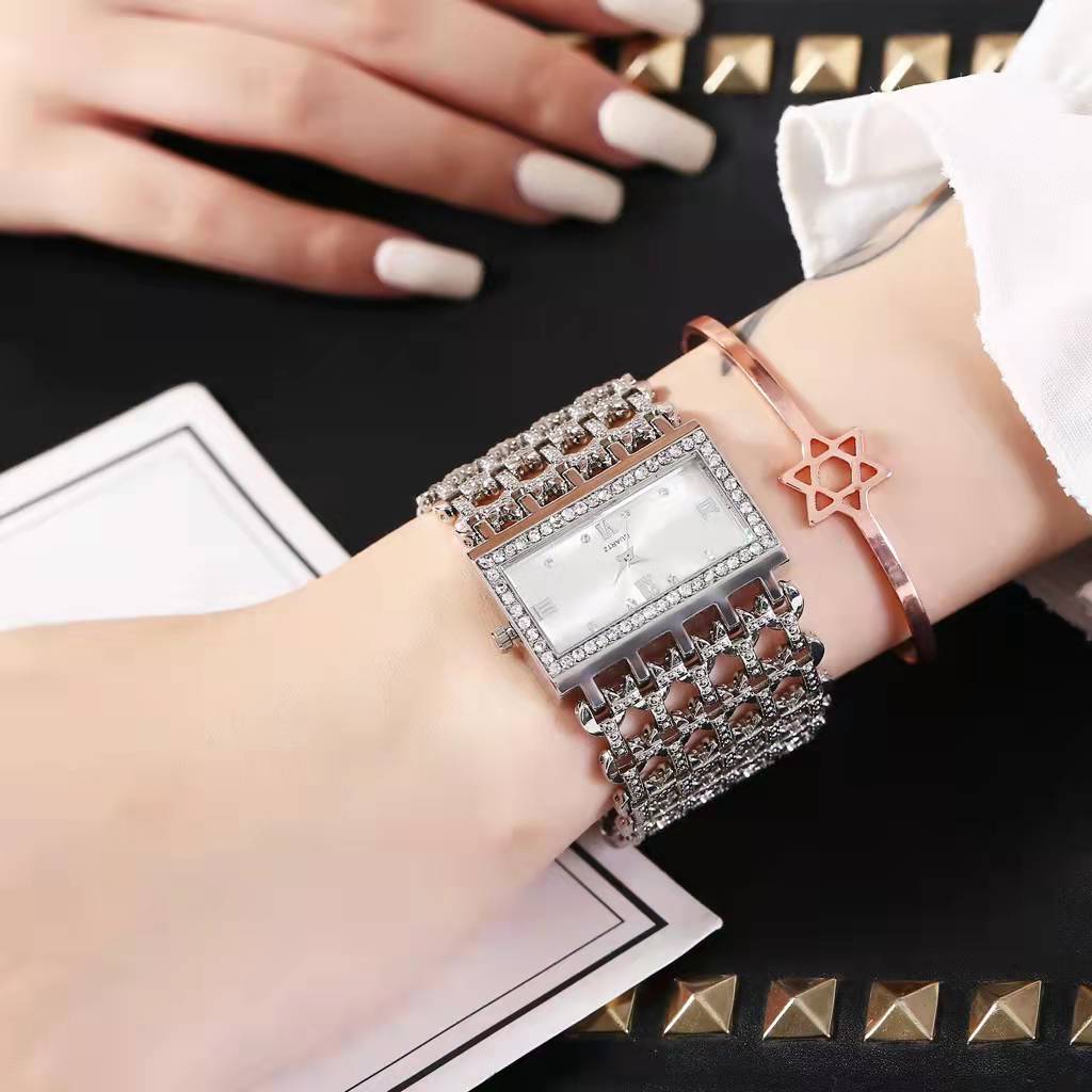 Minimalistische roségouden horloge met subtiele schakelketting