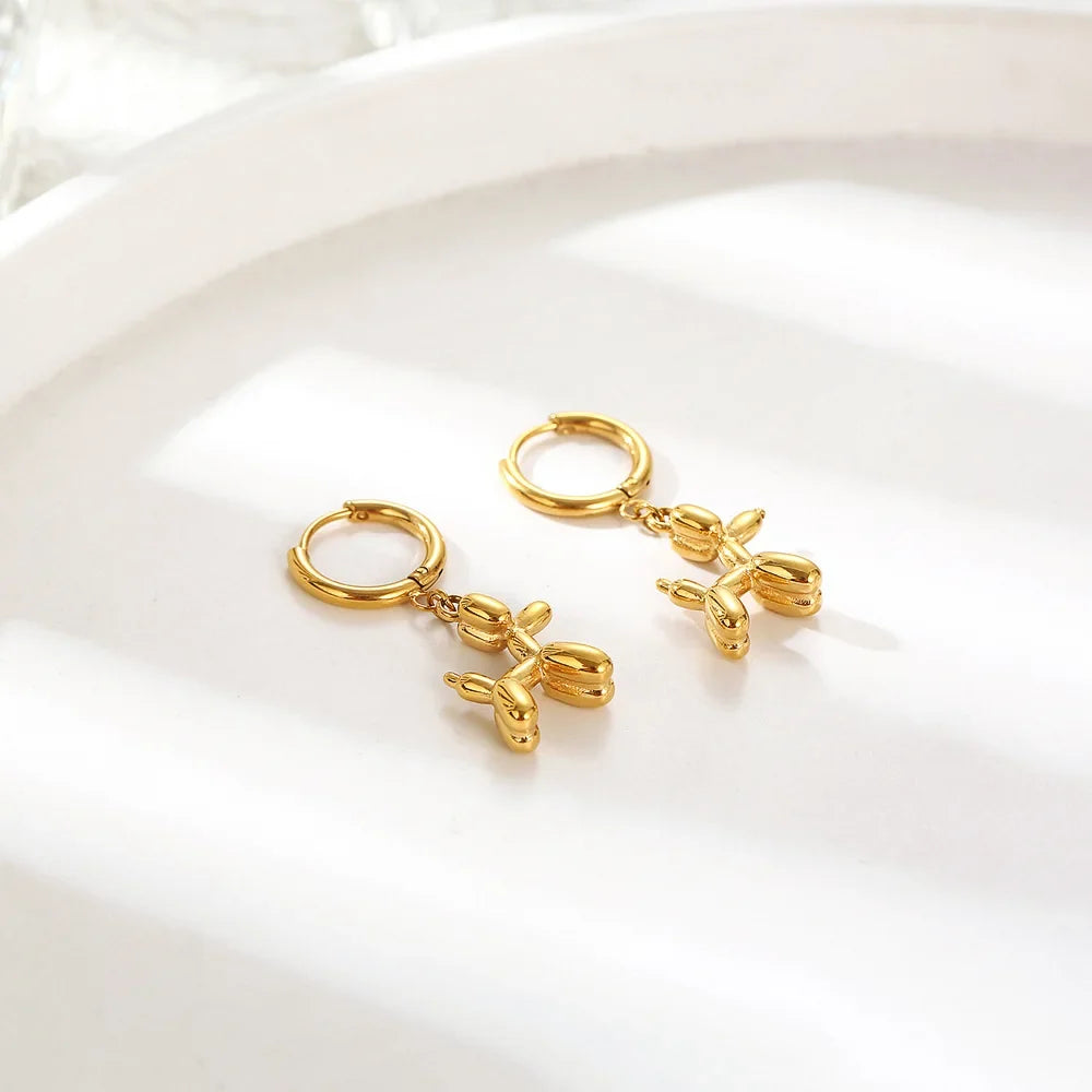 Gouden Huggie Oorbellen met Mini Ballon Hond Charm