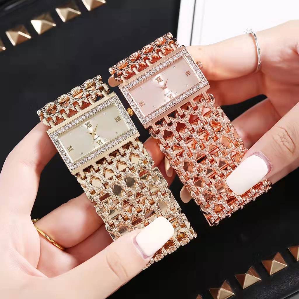 Minimalistische roségouden horloge met subtiele schakelketting