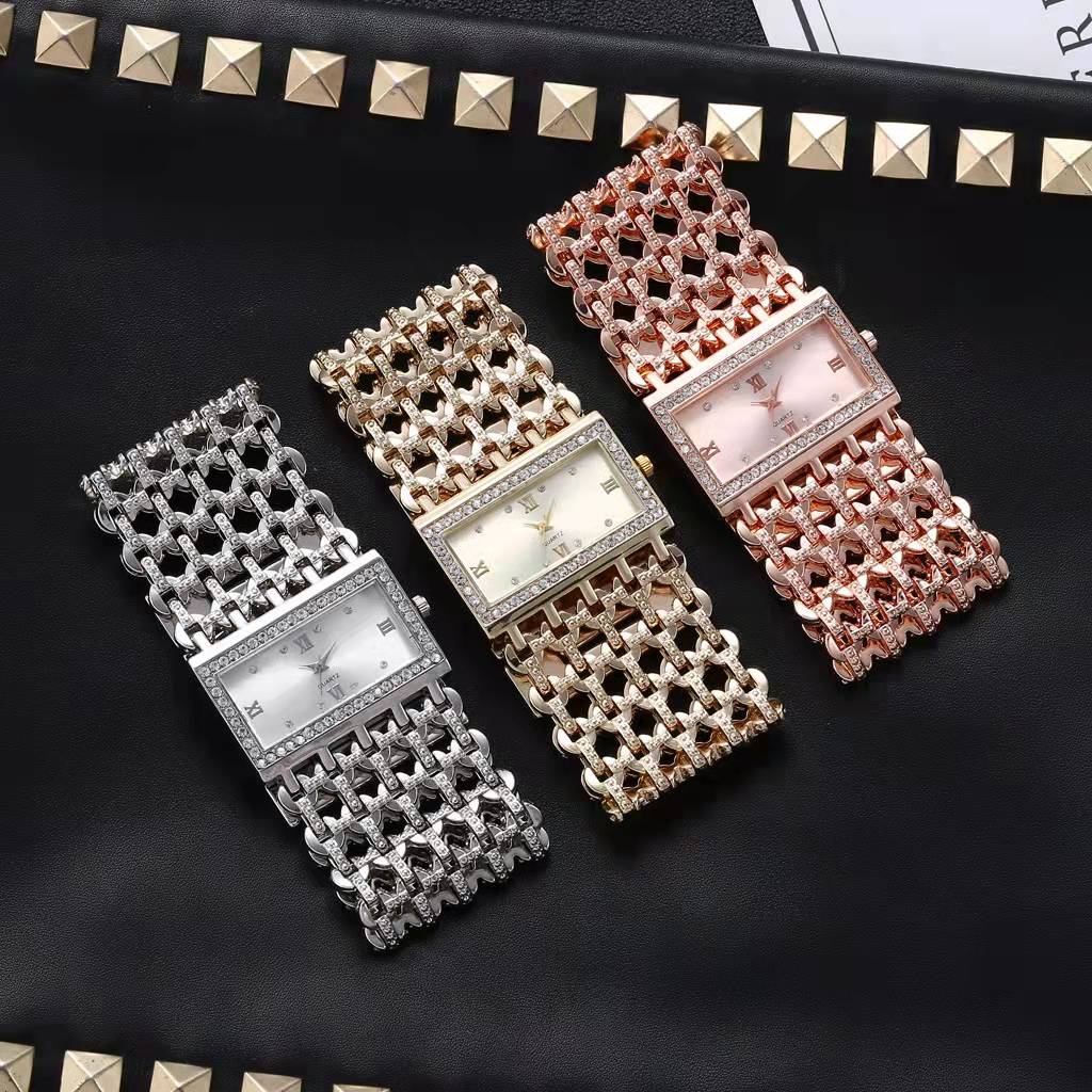 Minimalistische roségouden horloge met subtiele schakelketting