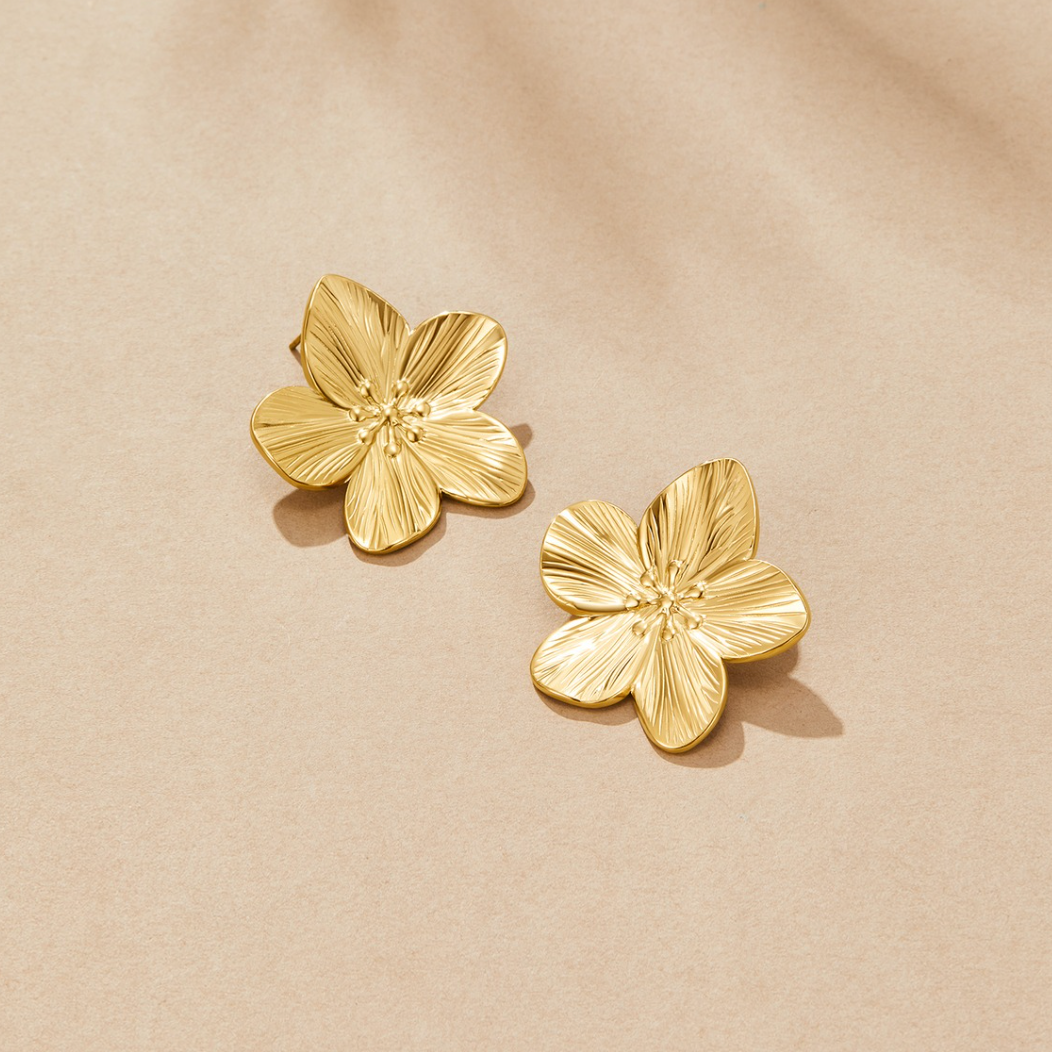 Elegante oorbellen met gouden bloemen